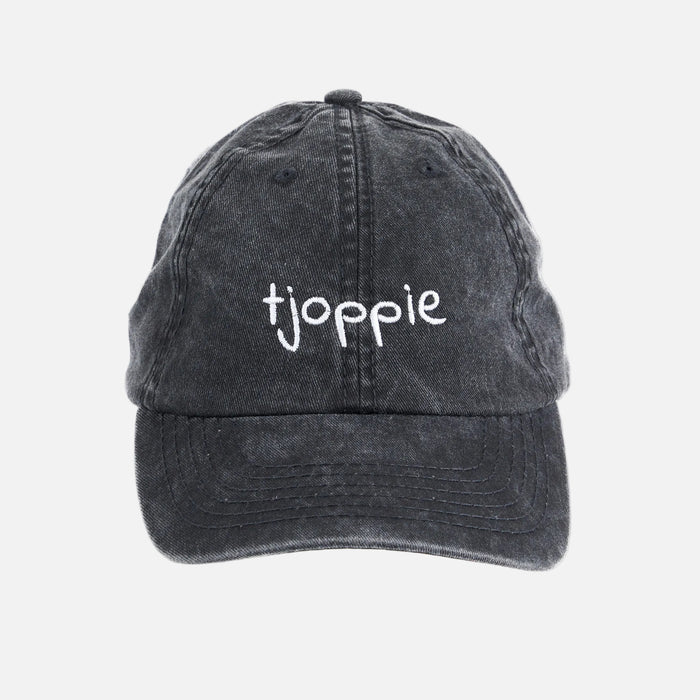 Black cap with 'tjoppie' embroidered on a white background